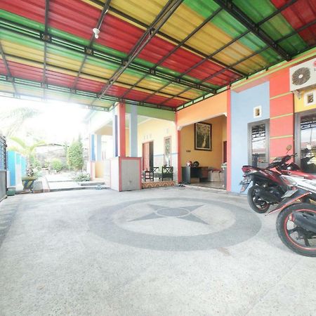 Reddoorz Syariah Near Mall Roxy Banyuwangi 2 Esterno foto