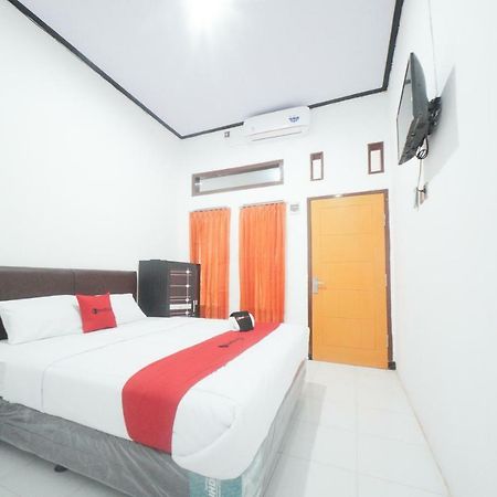 Reddoorz Syariah Near Mall Roxy Banyuwangi 2 Esterno foto