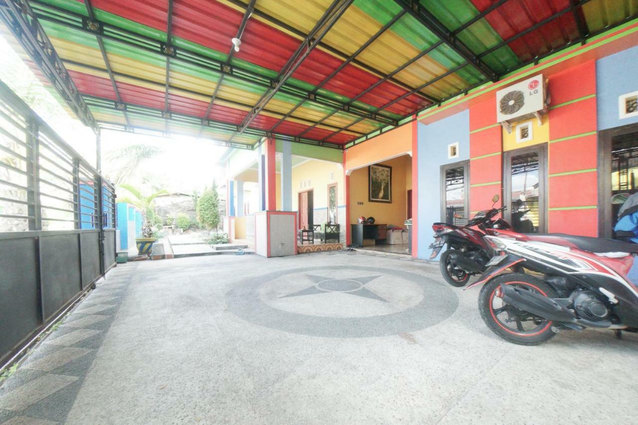 Reddoorz Syariah Near Mall Roxy Banyuwangi 2 Esterno foto
