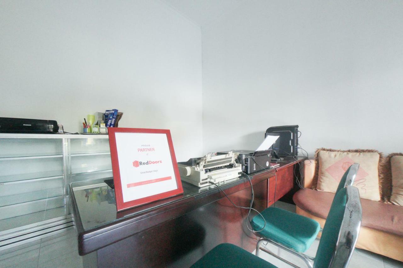 Reddoorz Syariah Near Mall Roxy Banyuwangi 2 Esterno foto