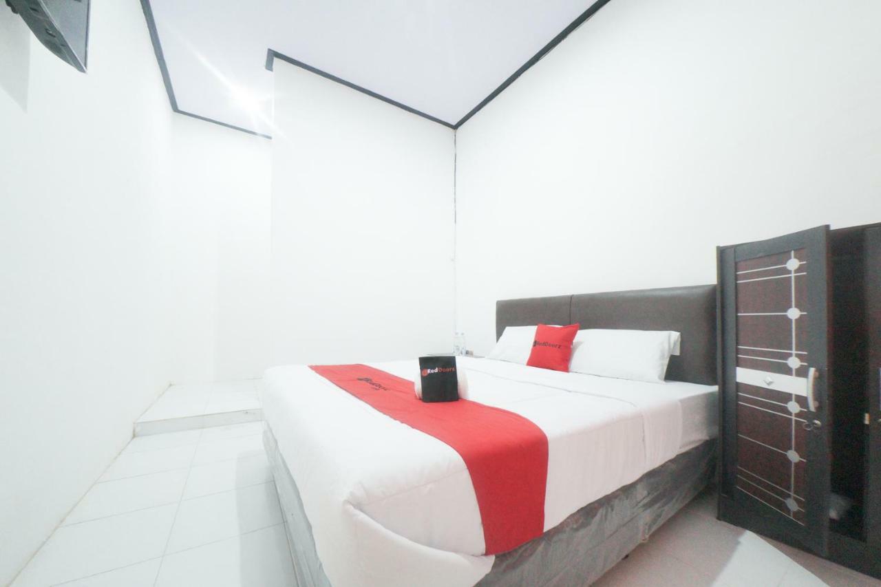 Reddoorz Syariah Near Mall Roxy Banyuwangi 2 Esterno foto