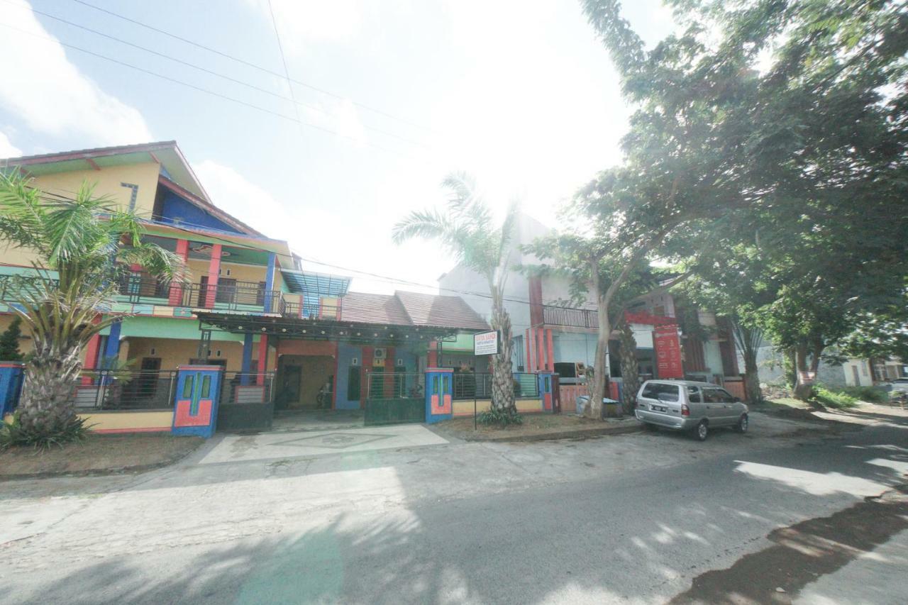 Reddoorz Syariah Near Mall Roxy Banyuwangi 2 Esterno foto