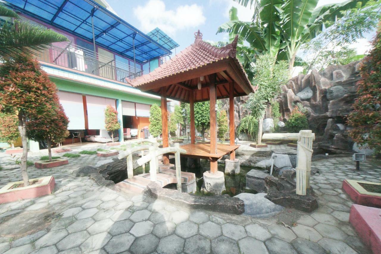 Reddoorz Syariah Near Mall Roxy Banyuwangi 2 Esterno foto