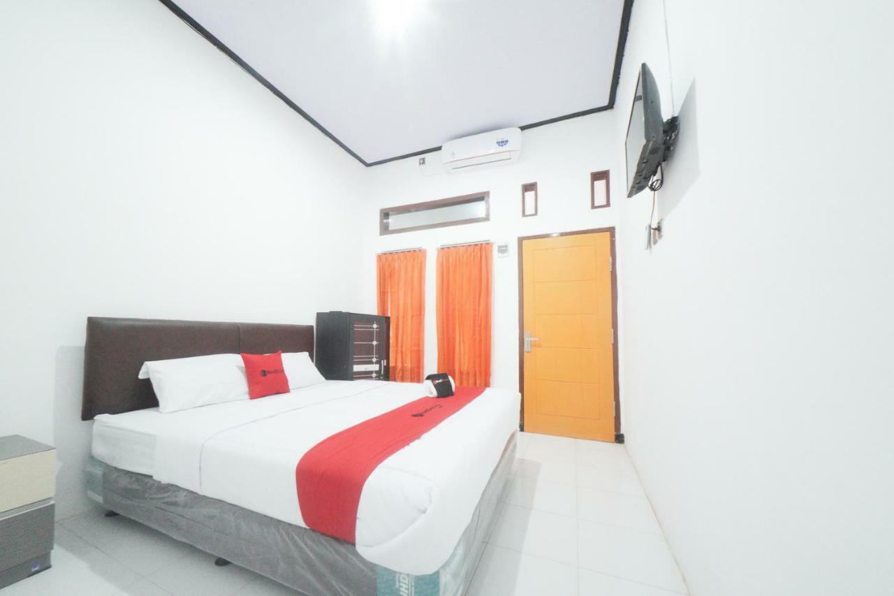 Reddoorz Syariah Near Mall Roxy Banyuwangi 2 Esterno foto