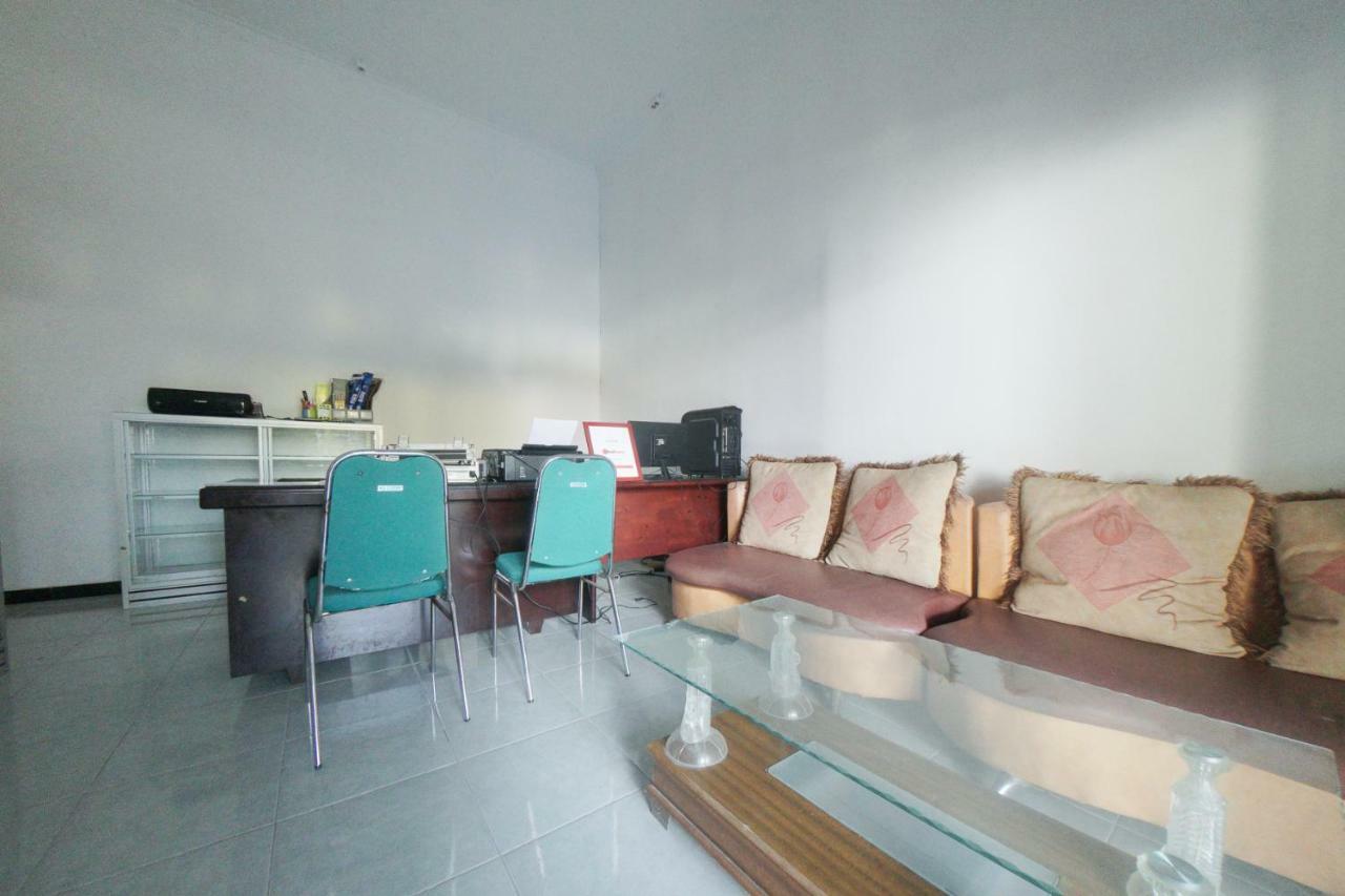 Reddoorz Syariah Near Mall Roxy Banyuwangi 2 Esterno foto