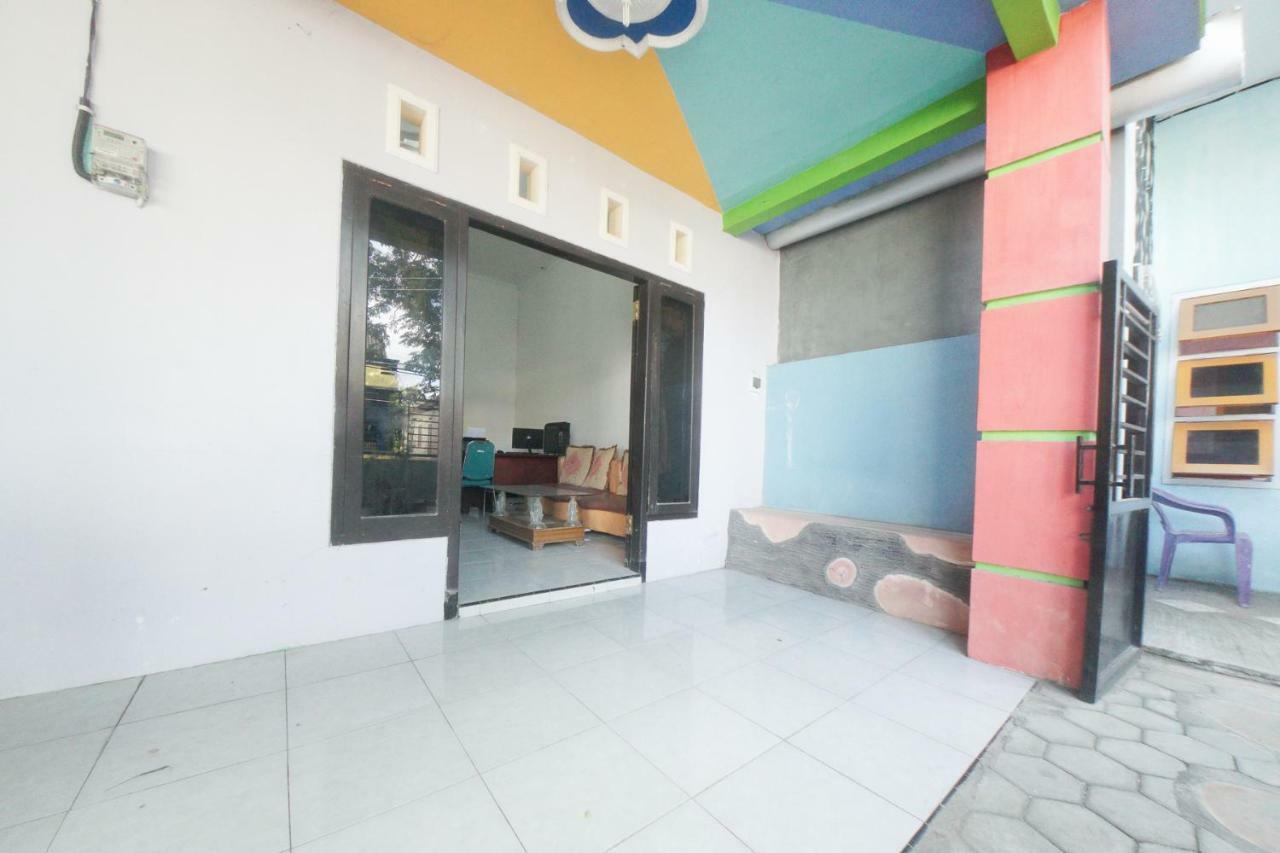 Reddoorz Syariah Near Mall Roxy Banyuwangi 2 Esterno foto