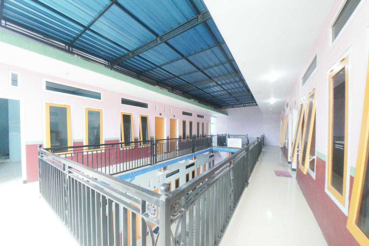 Reddoorz Syariah Near Mall Roxy Banyuwangi 2 Esterno foto