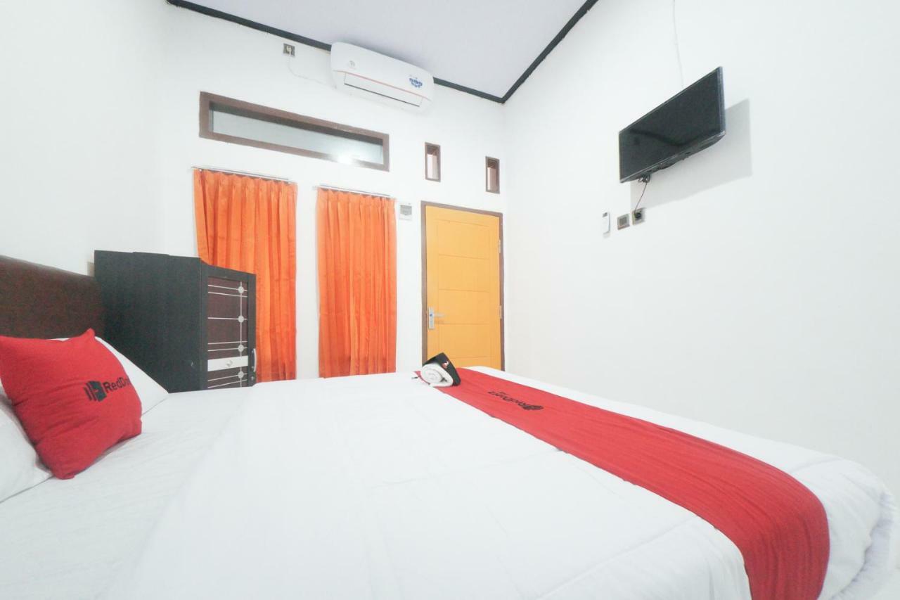 Reddoorz Syariah Near Mall Roxy Banyuwangi 2 Esterno foto