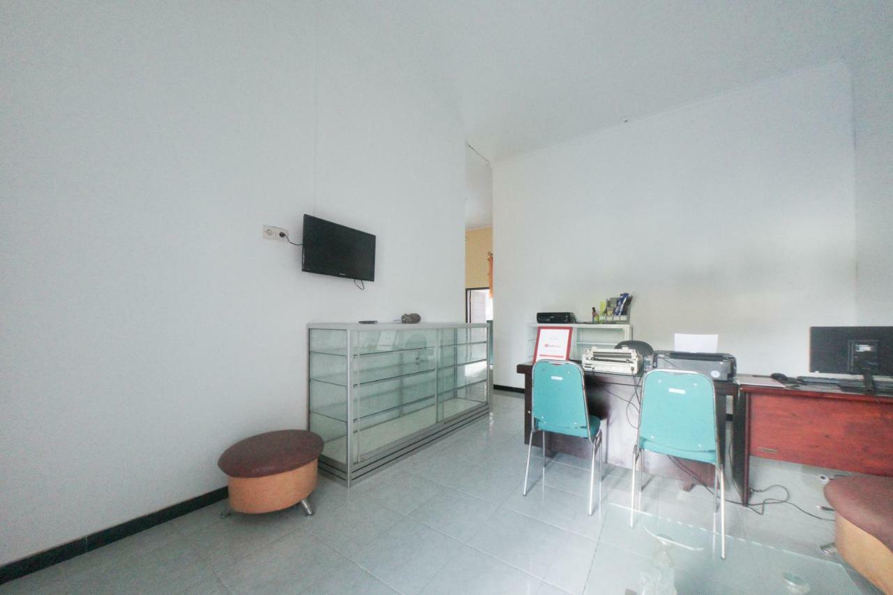 Reddoorz Syariah Near Mall Roxy Banyuwangi 2 Esterno foto