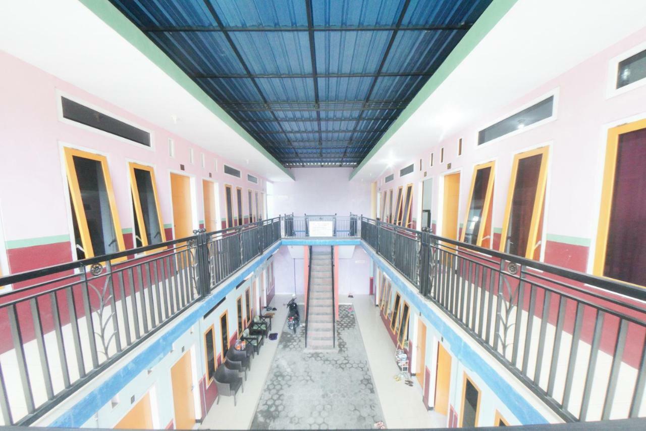 Reddoorz Syariah Near Mall Roxy Banyuwangi 2 Esterno foto