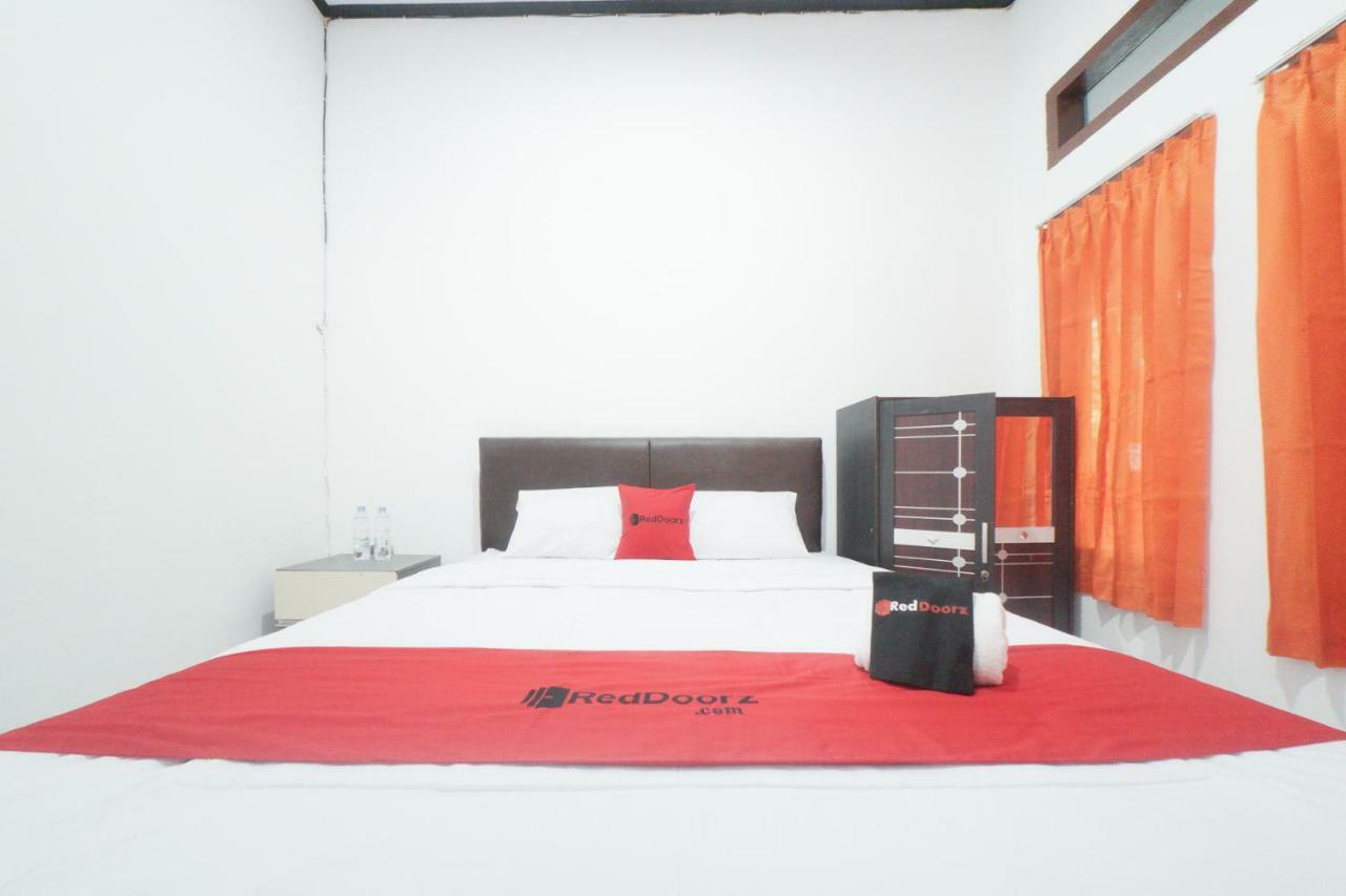 Reddoorz Syariah Near Mall Roxy Banyuwangi 2 Esterno foto